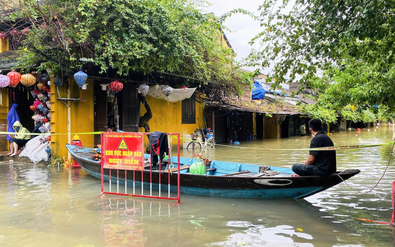 Phố cổ Hội An lũ chồng lũ, người dân oằn mình “chạy lụt”