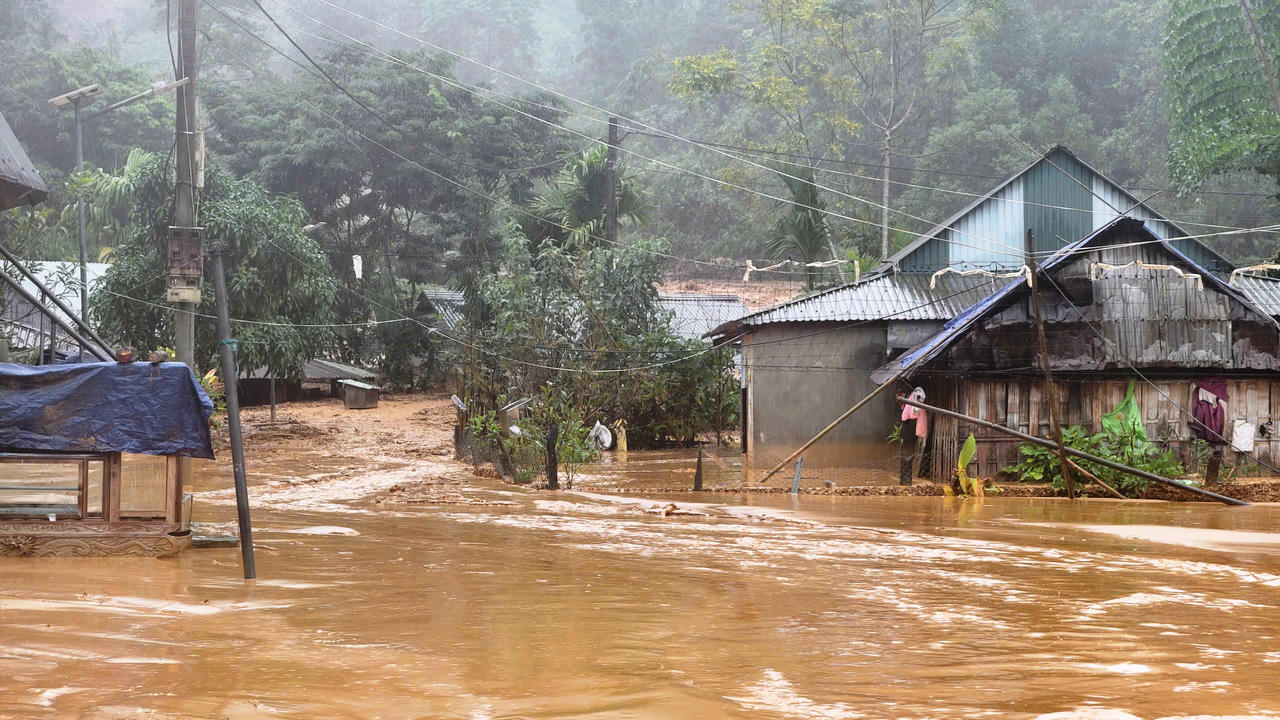 Cận cảnh tan hoang ở ngôi làng vùng cao Đà Nẵng bị lũ quét 