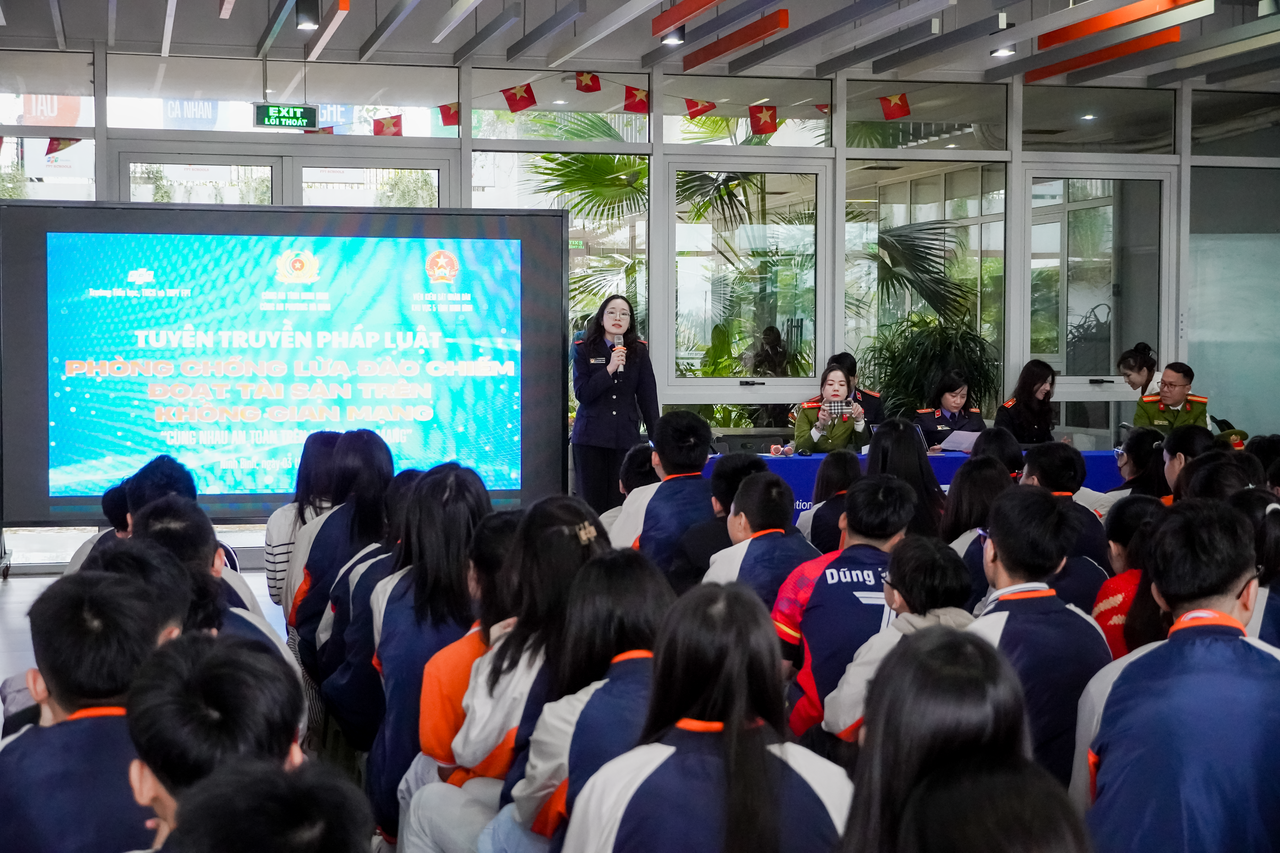 Chuyên viên Viện Kiểm sát nhân dân khu vực 5 ‑ Ninh Bình&nbsp;tuyên truyền kiến thức cho các em học sinh nhằm phòng, tránh thủ đoạn “bắt cóc online” trên không gian mạng