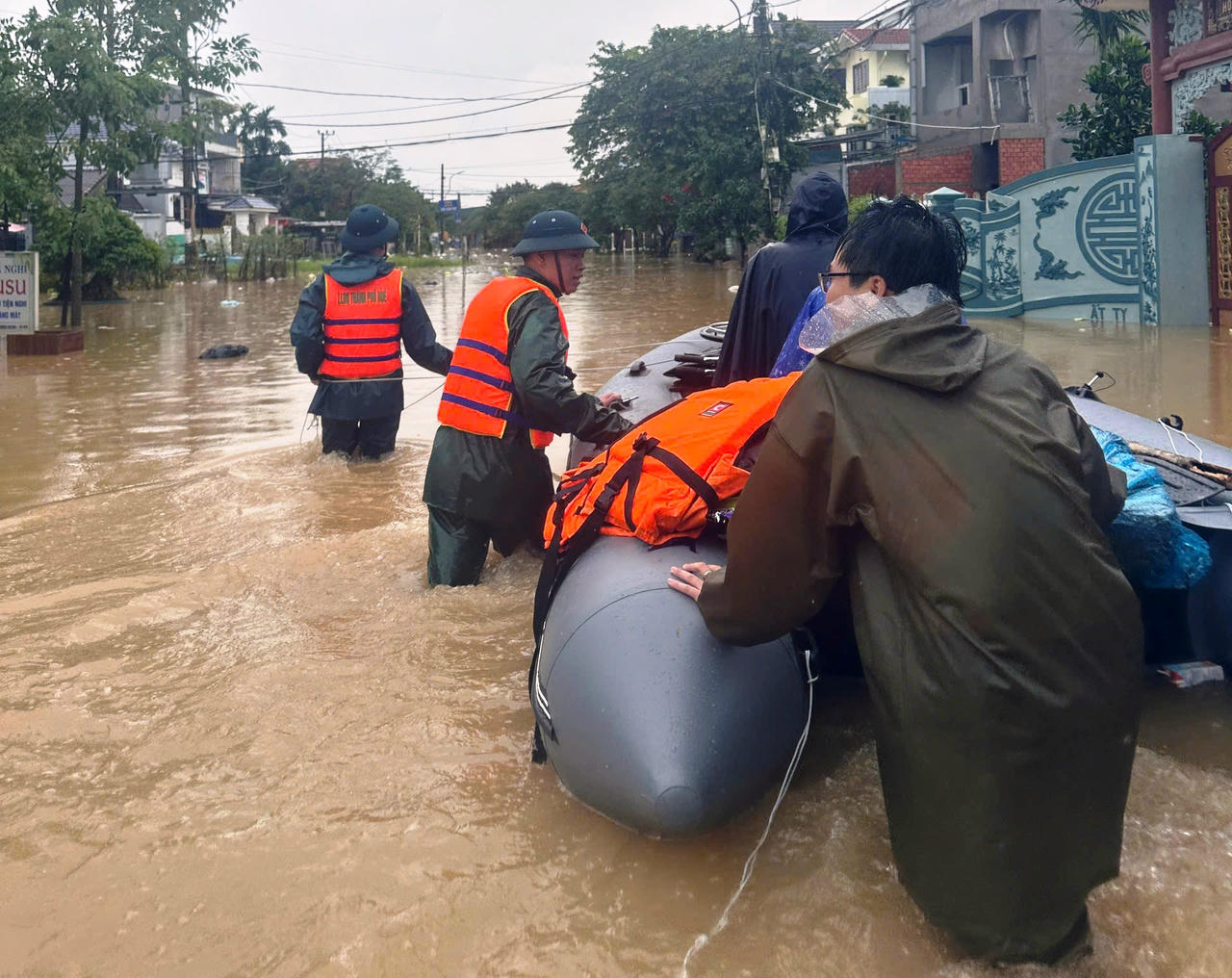 Lực lượng chức năng TP Huế đến các khu vực ngập sâu để hỗ trợ, sơ tán người dân. 
(Ảnh: VGP)

