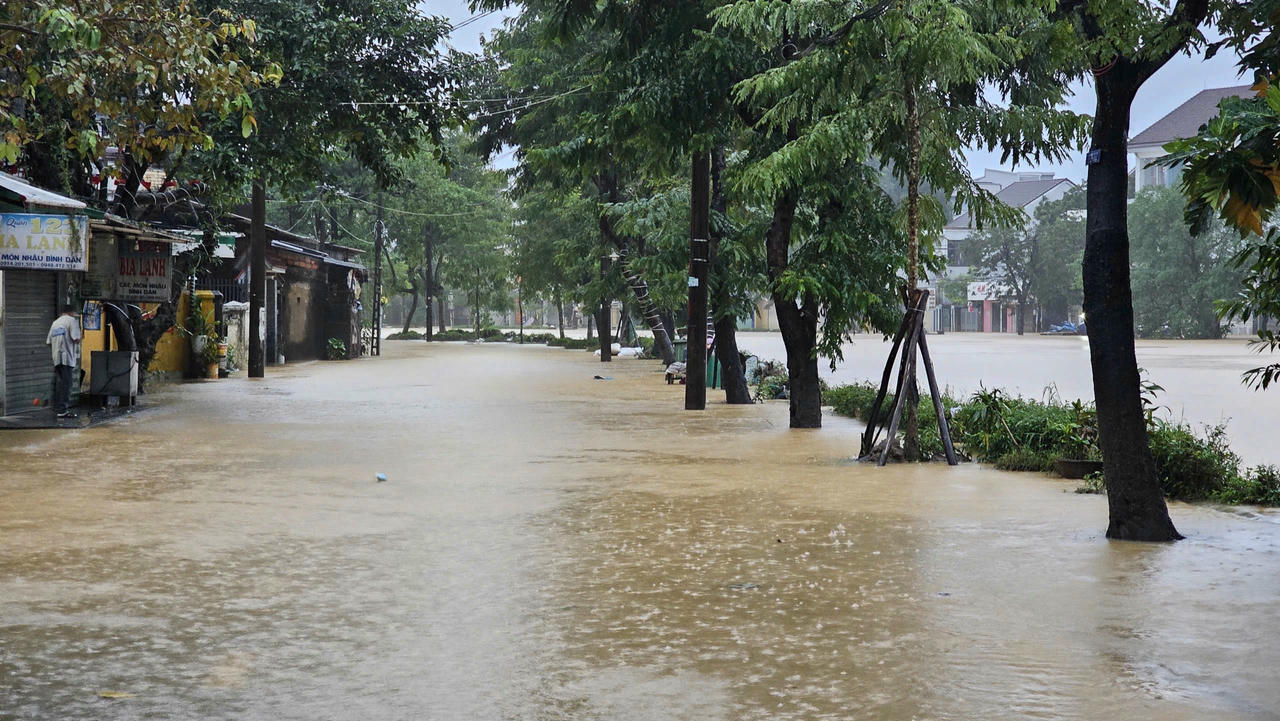 Nhiều tuyến đường đã ngập do mưa lớn