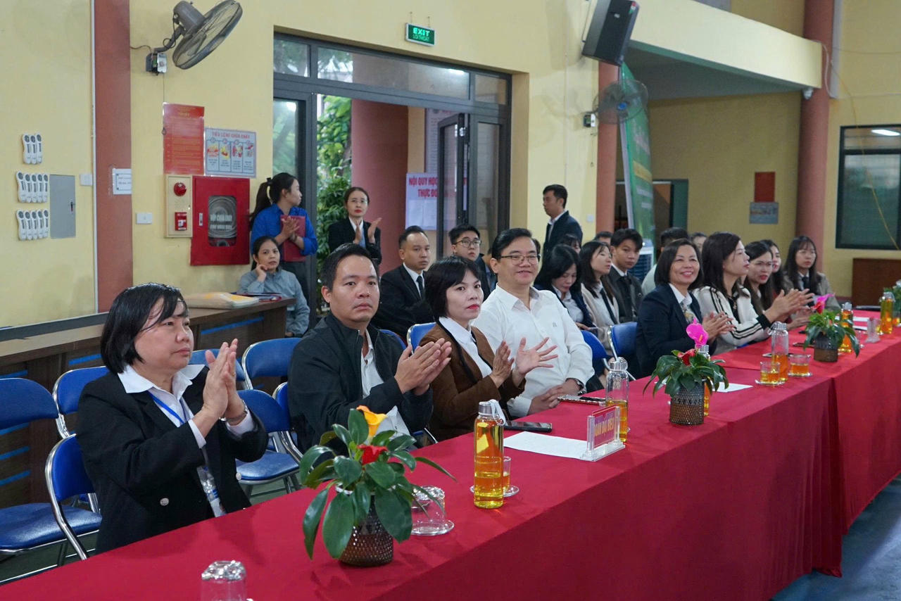 Các đại biểu tham dự chương trình