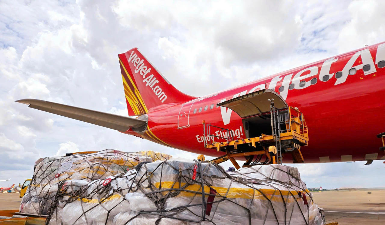 Nhiều tấn hàng của người dân cả nước được Vietjet nhanh chóng vận chuyển đến với đồng bào vùng bão lũ. 