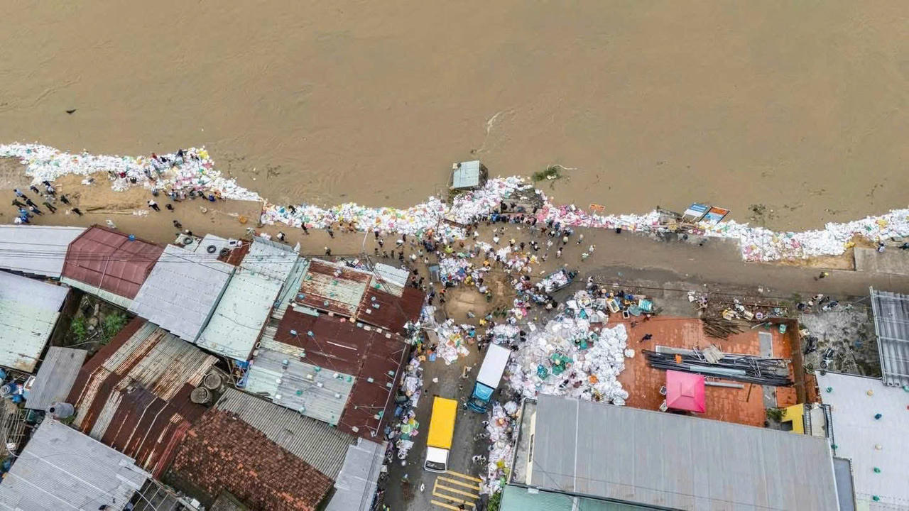Năm ngày đêm chạy đua vá bờ kè sụt lở 