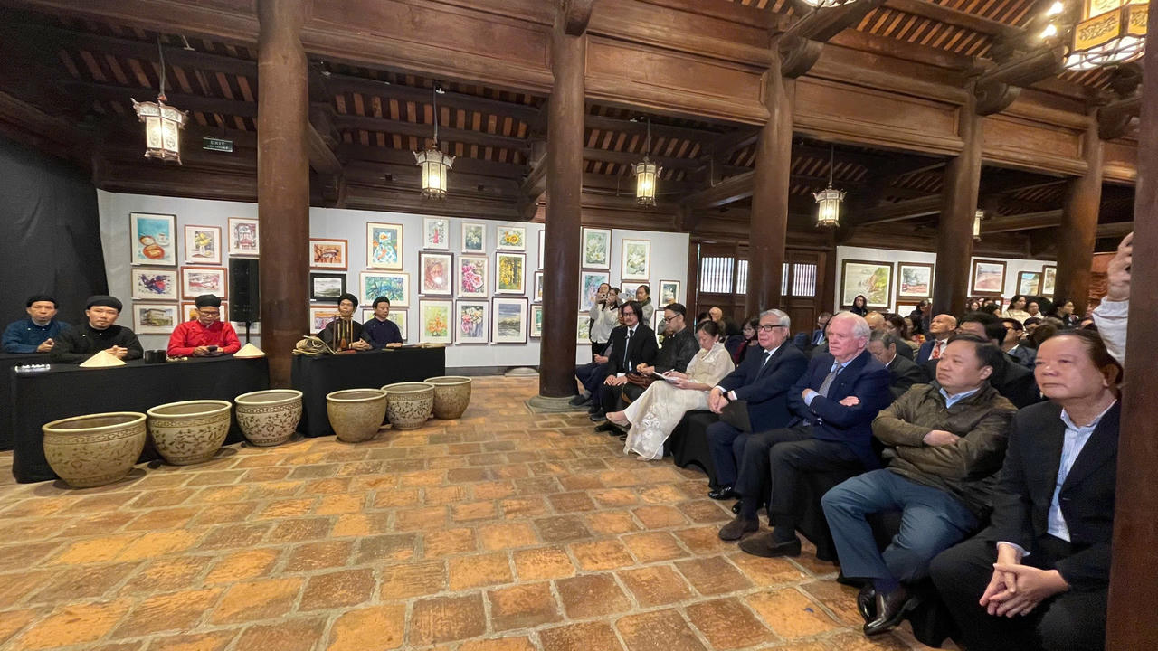 
Các đại biểu, học giả trong nước và quốc tế tham dự Tọa đàm “Di sản giáo dục và văn hóa Đông - Tây” (ảnh Bảo Châu).