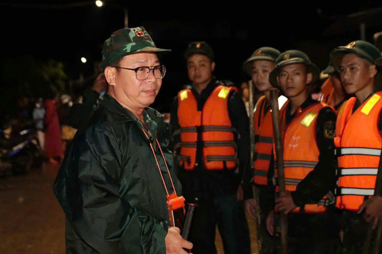 Năm ngày đêm chạy đua vá bờ kè sụt lở 