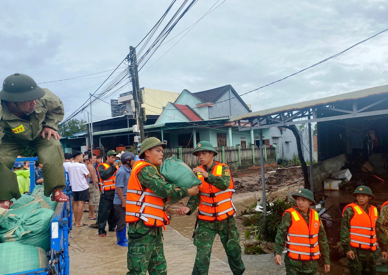 Cận cảnh tan hoang ở ngôi làng vùng cao Đà Nẵng bị lũ quét 