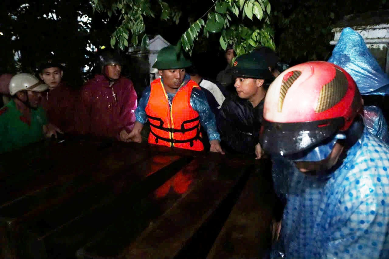 Năm ngày đêm chạy đua vá bờ kè sụt lở 