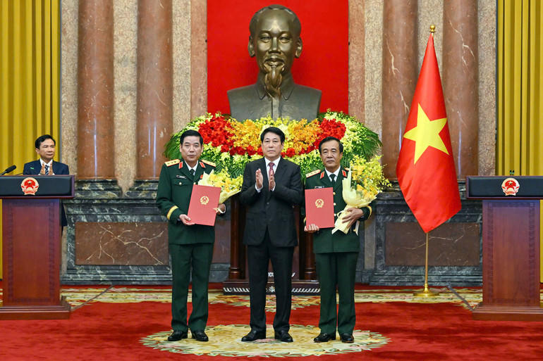 Chủ tịch nước Lương Cường trao quyết định và tặng hoa chúc mừng ông Nguyễn Văn Gấu và ông Lê Đức Thái. Ảnh: nhandan.vn