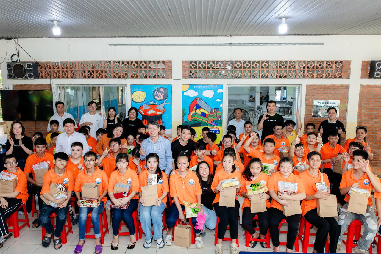 Các khách mời và nhà tài trợ trao tặng quà cho trẻ em tại Trung tâm Giáo dục nghề nghiệp cho người khuyết tật và trẻ mồ côi TP HCM.