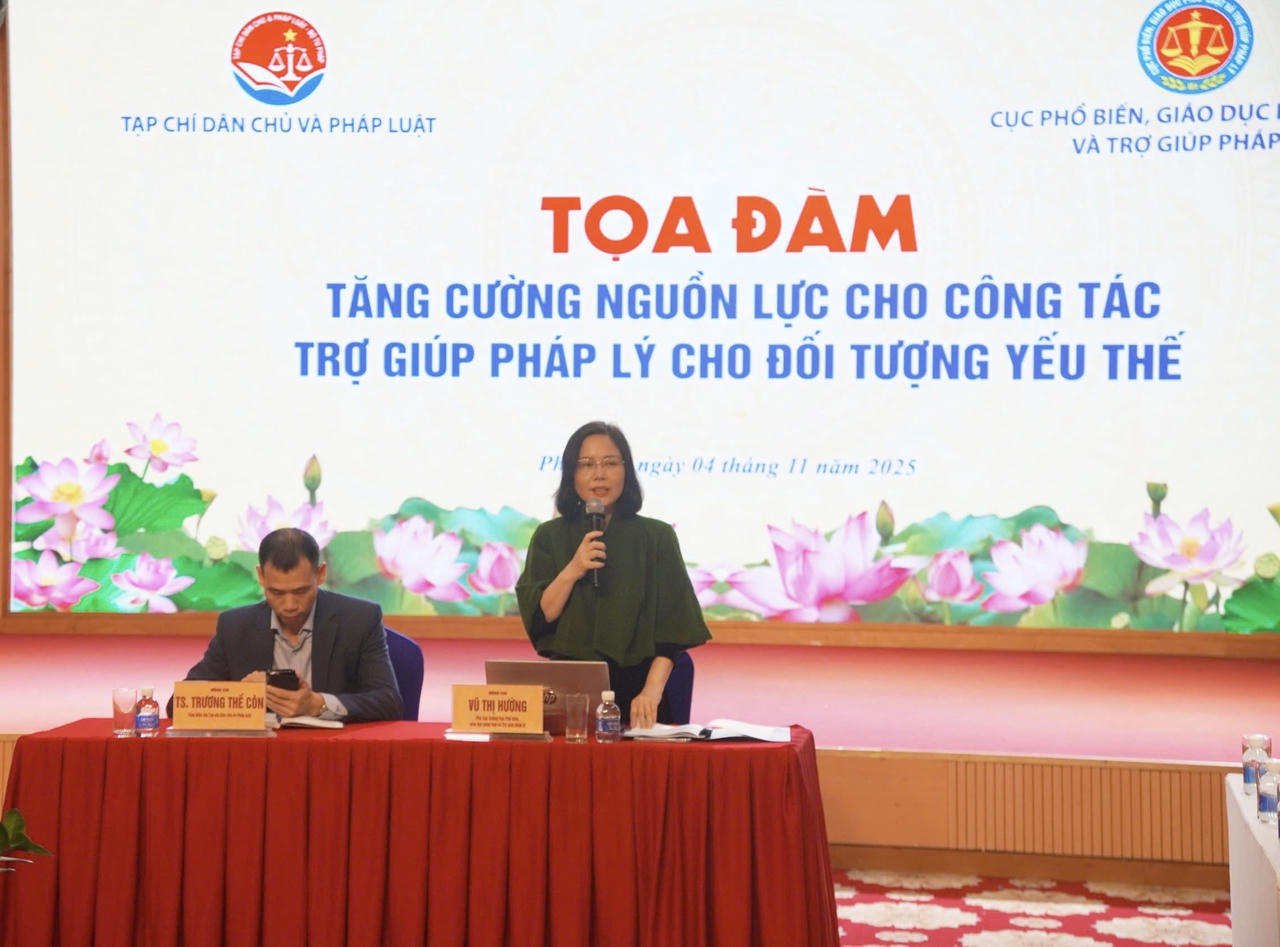 Bà Vũ Thị Hường, Phó Cục trưởng Cục Phổ biến, giáo dục pháp luật và Trợ giúp pháp lý phát biểu (Ảnh Thùy Dung)