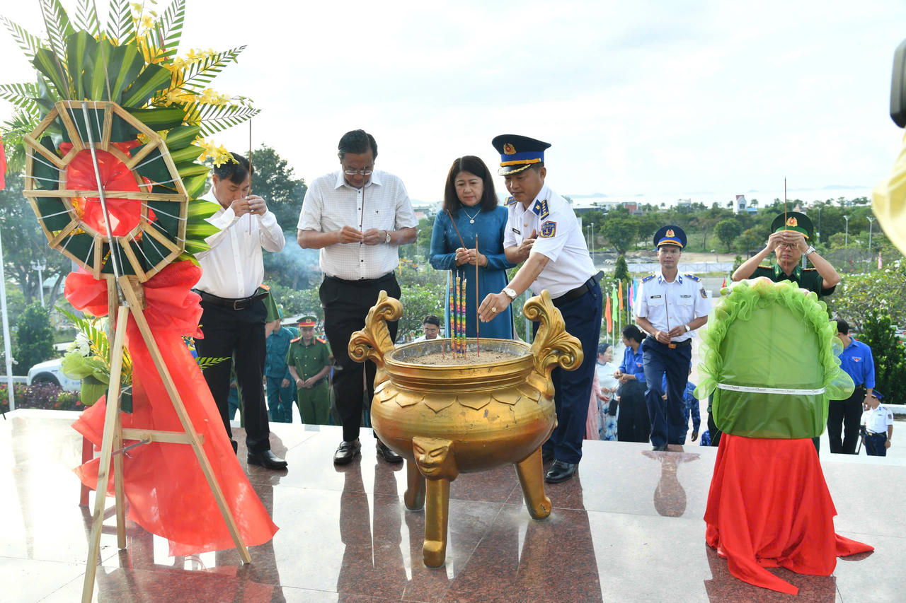 Tổ chức dâng hương, dâng hoa tưởng niệm các Anh hùng Liệt sĩ tại Nghĩa trang liệt sĩ phường Hà Tiên.