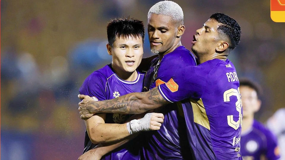 Hôm nay, huấn luyện viên Kewell cần chiến thắng 