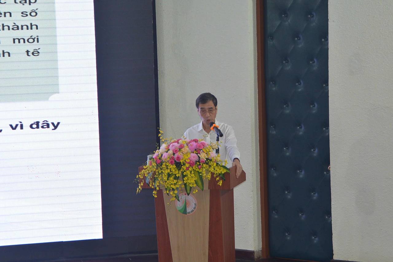 Ông Trần Việt Hùng, Cố vấn cấp cao Hiệp hội Blockchain và Tài sản số Việt Nam chia sẻ một số kiến thức tại hội thảo.