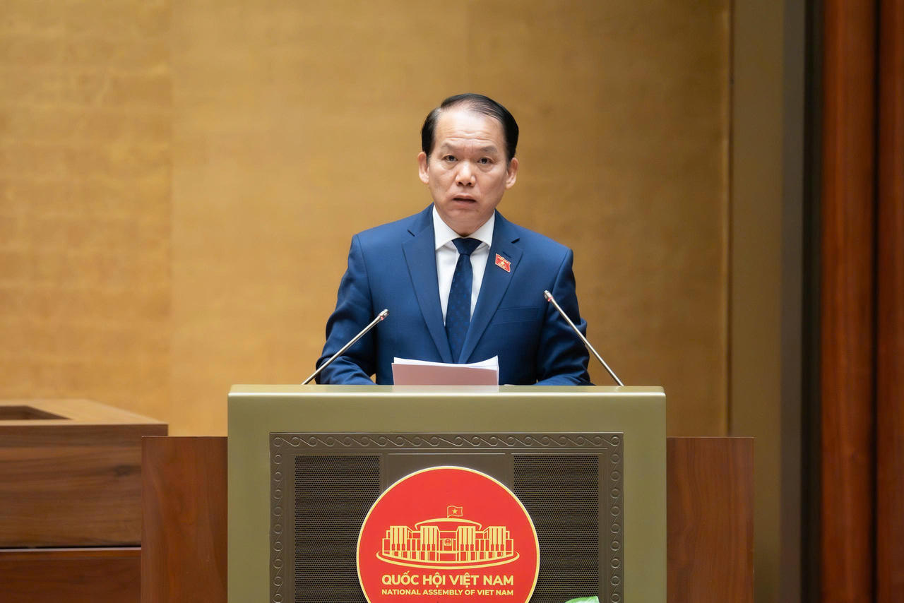 Chủ nhiệm Ủy ban Pháp luật và Tư pháp (UBPLTP) của Quốc hội Hoàng Thanh Tùng trình bày báo cáo thẩm tra. (Ảnh: quochoi.vn)