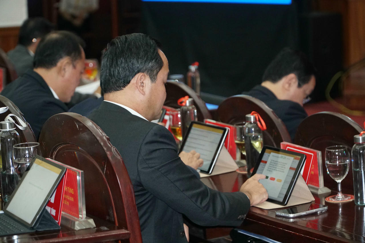 Các đại biểu biểu quyết thông qua nội dung các nghị quyết tại Kỳ họp. (Ảnh: Tuyết Lan)