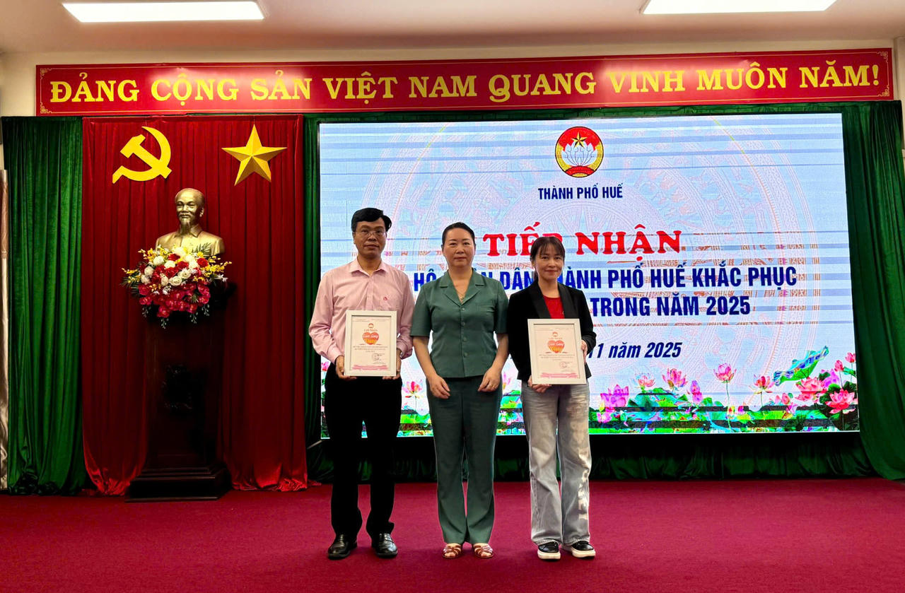 Chủ tịch Ủy ban MTTQ Việt Nam TP Huế trao Chứng nhận “Tấm lòng vàng” cho NHCSXH 