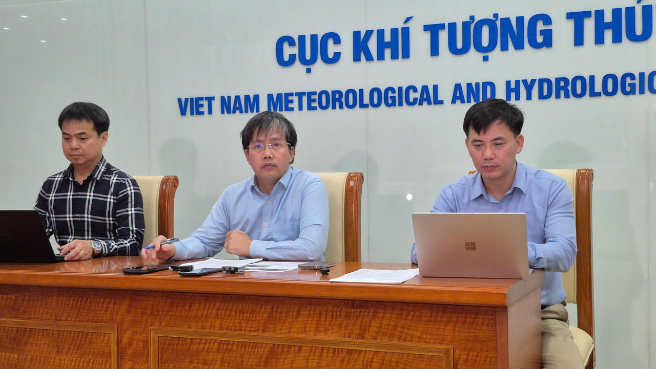 TS Mai Văn Khiêm - Giám đốc Trung tâm Dự báo Khí tượng Thủy văn Quốc gia (ngồi giữa) chia sẻ thông tin về cơn bão Kalmaegi.