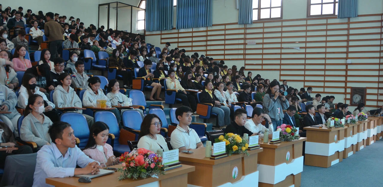 Giảng viên, sinh viên Trường Đại học Đà Lạt cùng đông đảo doanh nghiệp tham dự Hội thảo về&nbsp;Blockchain.