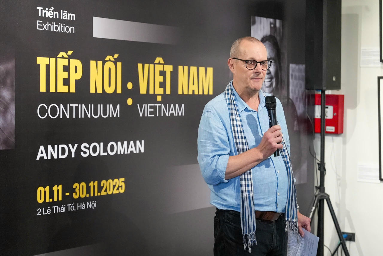 Phóng viên ảnh người Anh Andy Soloman chia sẻ về các tác phẩm trưng bày tại triển lãm.