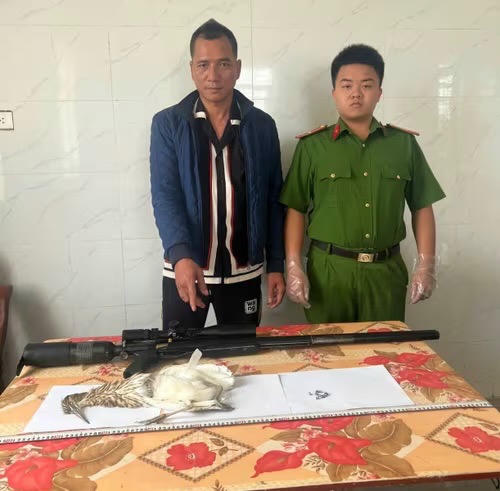 Đối tượng Đỗ Mạng Hải tại cơ quan công an cùng tang vật.&nbsp;