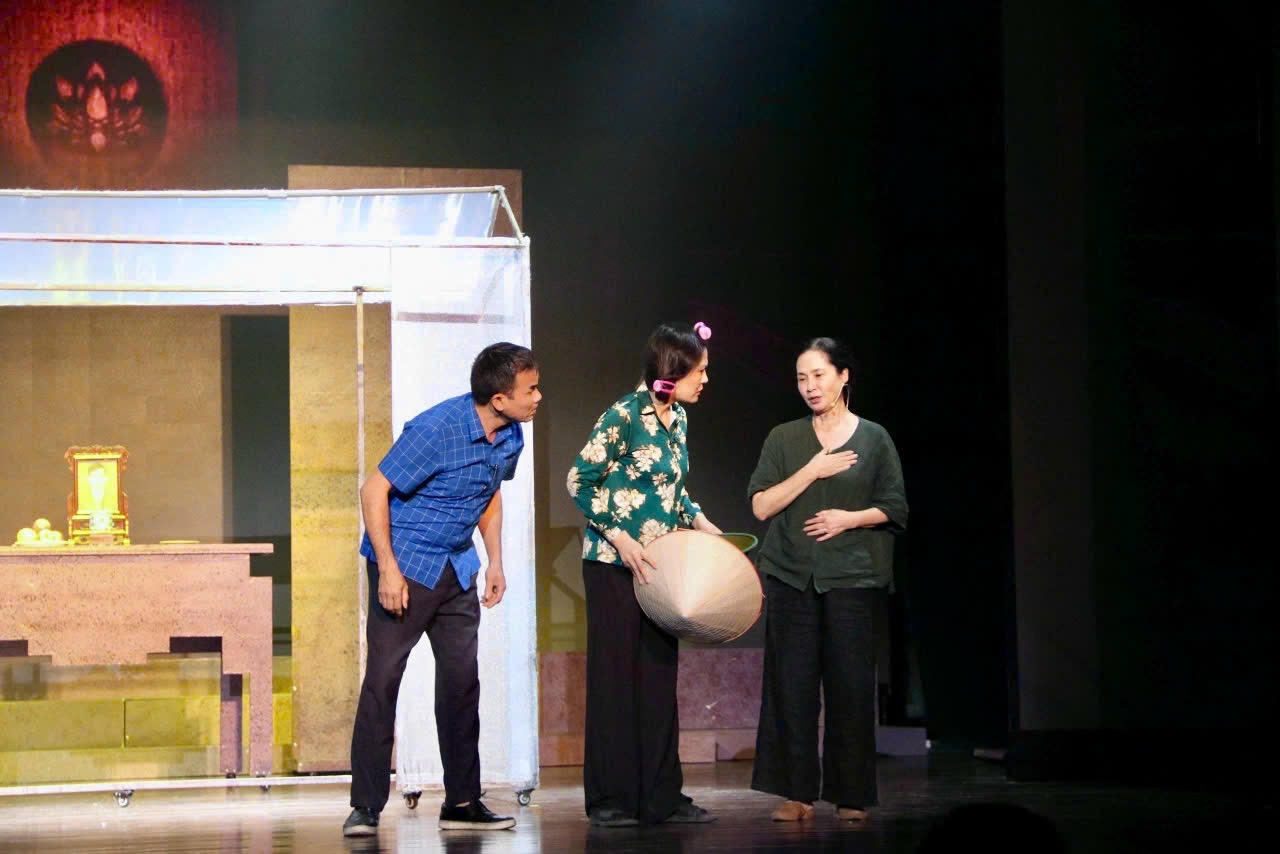 Chương trình gồm 2 phần chính: Chương trình ca múa nhạc “Giấc mơ của mẹ” và Chương trình kịch rối “Bóng ma tội lỗi”.