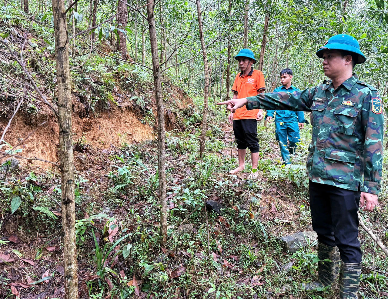 Chủ tịch UBND xã La Dêê Bùi Thế Anh trực tiếp kiểm tra&nbsp;vết nứt lớn trên đỉnh núi, năm bắt tình hình để có phương án ứng phó.&nbsp;