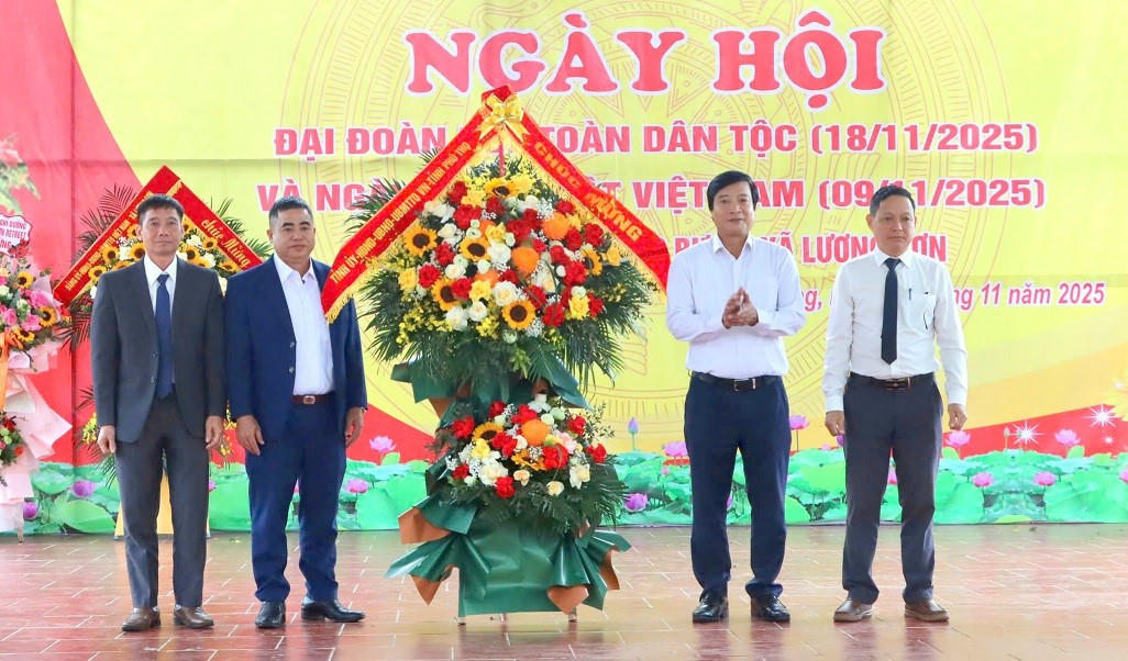 Phó Bí thư Tỉnh uỷ Nguyễn Mạnh Sơn tặng hoa chúc mừng cán bộ và Nhân dân thôn Đồng Bưng, xã Lương Sơn&nbsp;(ảnh: phutho.gov.vn)