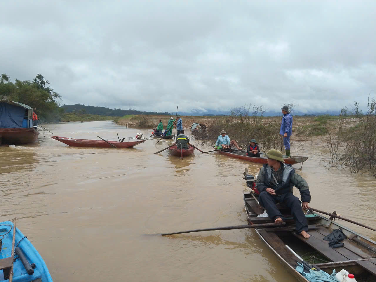 Người chồng mất tích, người vợ thoát nạn sau vụ lật thuyền trên sông Lam