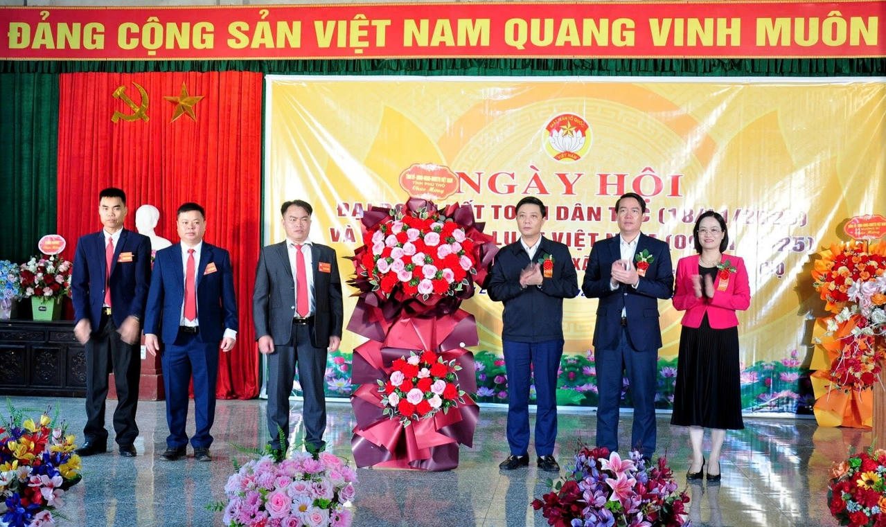 Phó Chủ tịch Ủy ban MTTQ Việt Nam tỉnh Phú Thọ, Lương Ngọc Thạch tặng hoa chúc mừng Nhân dân xóm Mường Lồ, xã Mường Bi&nbsp;(ảnh: phutho.gov.vn)