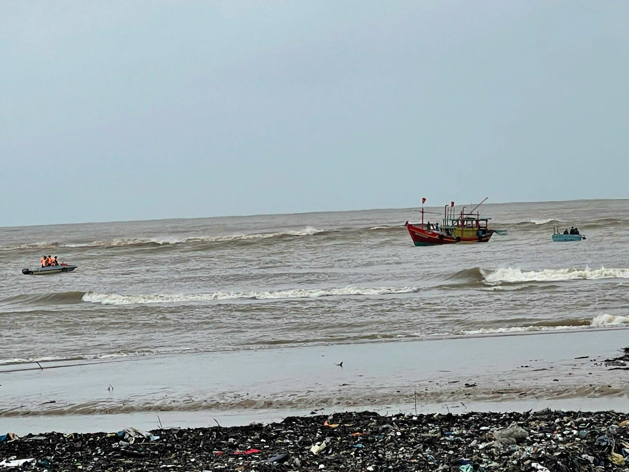 Đồn Biên phòng Roòn huy động 02 tàu cá và 02 ca nô phối hợp tìm kiếm người mất tích.