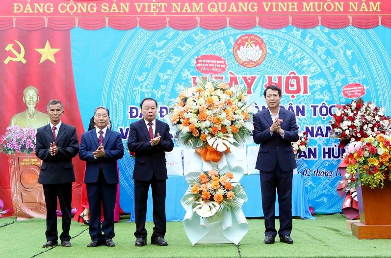 Trưởng Ban Tổ chức Tỉnh uỷ Bùi Đình Thi tặng hoa chúc mừng Nhân dân Khu 9, xã Đoan Hùng (ảnh: phutho.gov.vn)&nbsp;