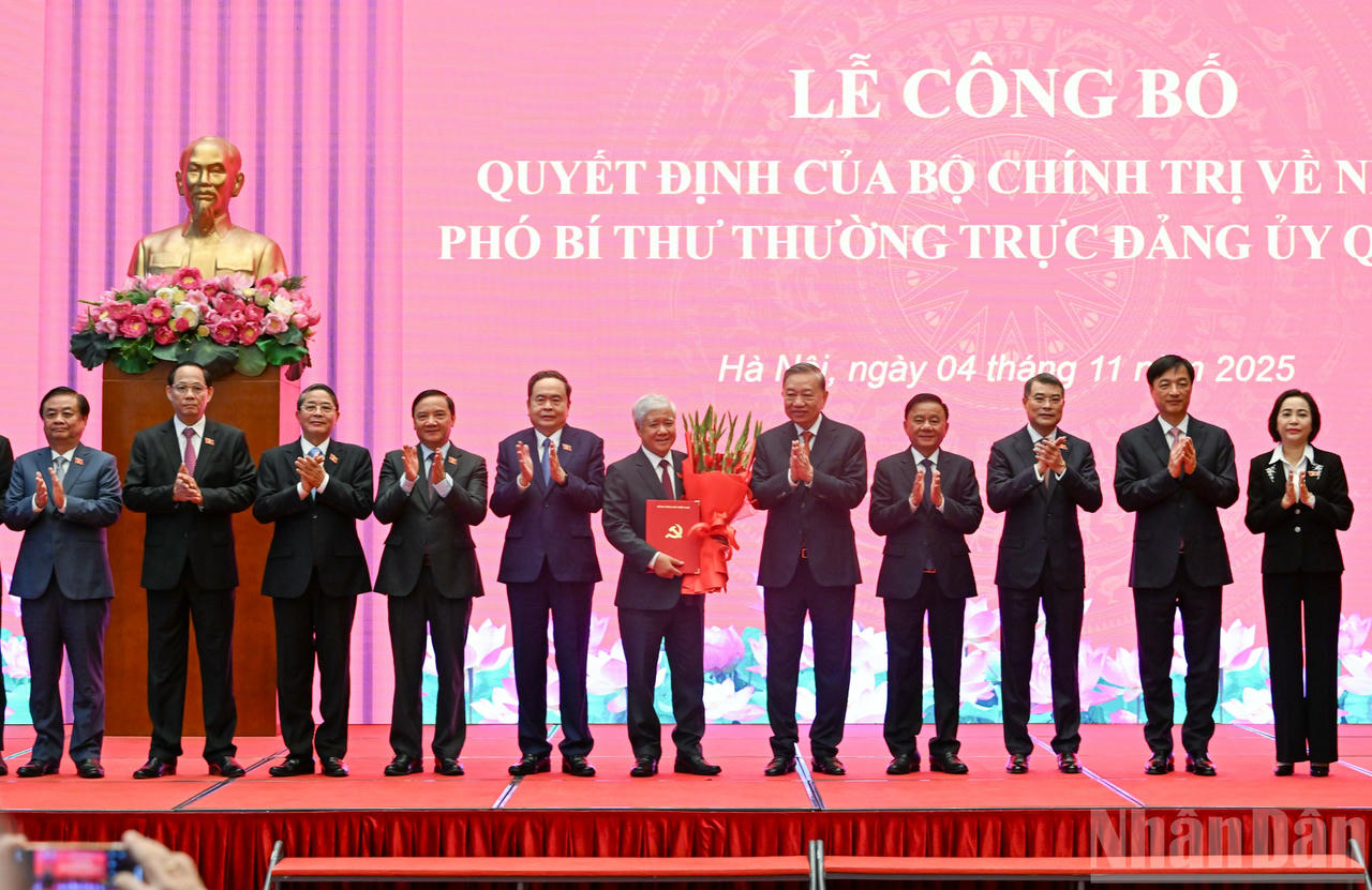 Tổng Bí thư Tô Lâm, Chủ tịch Quốc hội Trần Thanh Mẫn, Thường trực Ban Bí thư Trần Cẩm Tú và các đại biểu chụp ảnh lưu niệm tại buổi lễ. Ảnh: nhandan.vn