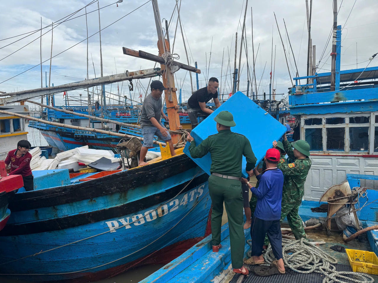 Lực lượng Đồn Biên phòng Tuy Hoà hỗ trợ ngư dân tại cảng cá Đông Tác, phường Phú Yên (Đắk Lắk).