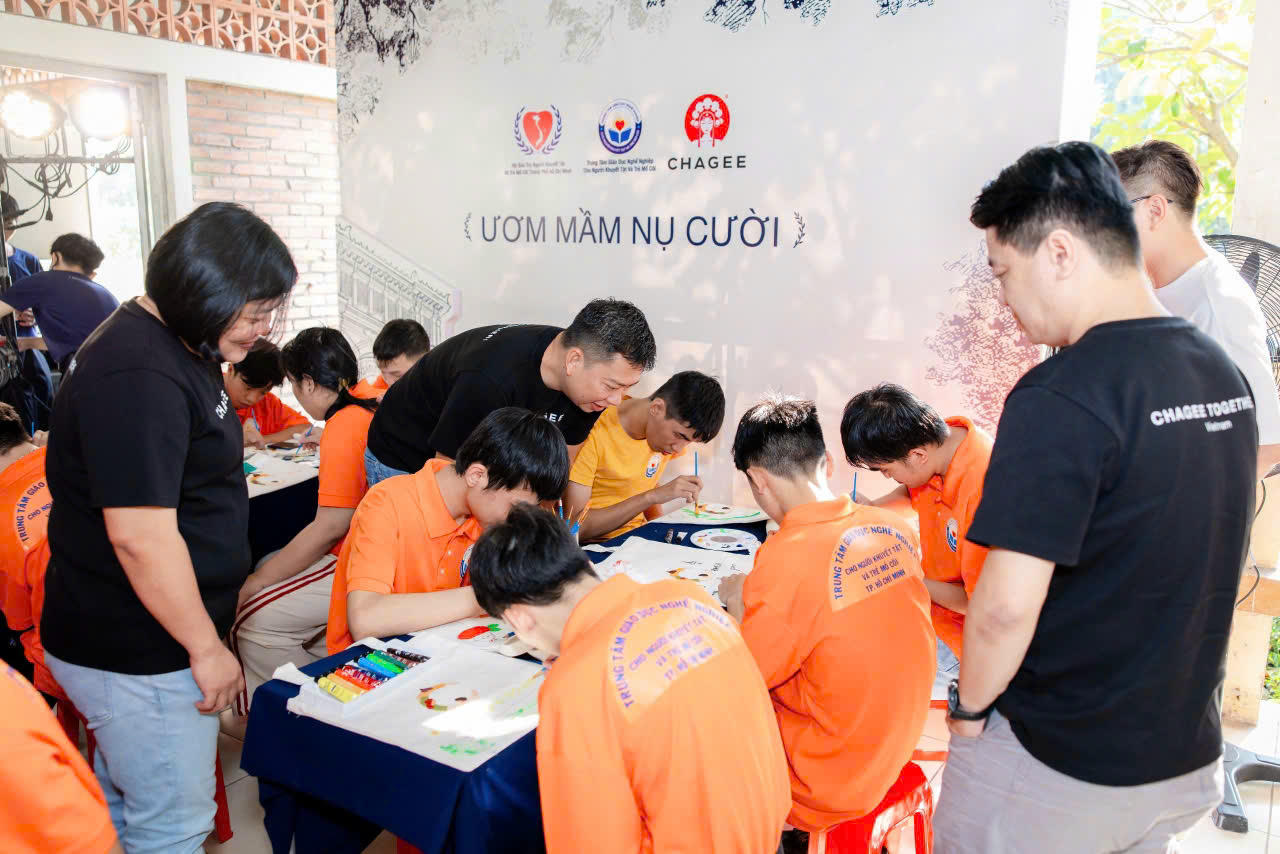 'Ươm mầm nụ cười' trao quà cho trẻ em khuyết tật và mồ côi tại TP HCM