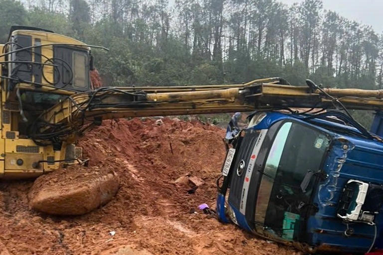 2 người bị thương khi xử lý sạt lở ở Hà Tĩnh