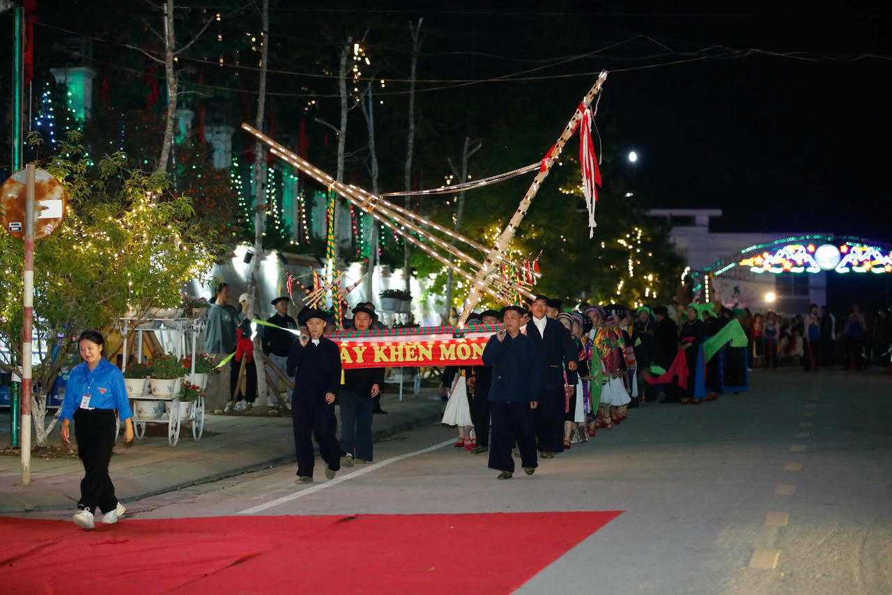 Người dân vùng Cao nguyên đá Đồng Văn vẫn thường nói: “Khi hoa nở là lúc đất thở”. Sau mỗi vụ ngô, đồng bào nơi đây gieo hạt Tam giác mạch xuống lớp đất cằn giữa khe đá. Chỉ ít tuần sau, những mầm xanh đã vươn lên, tràn đầy sức sống. (Ảnh: Vũ Mừng)