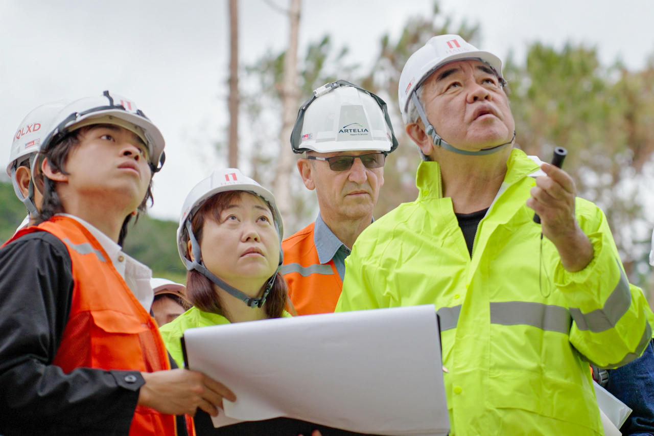 Kengo Kuma cẩn trọng kiểm tra từng chi tiết nhỏ tại công trường dự án HAUS Da Lat.