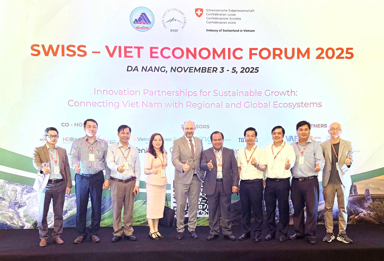 Đại sứ Thụy Sĩ tại Việt Nam Thomas Gass chụp ảnh lưu niệm với ông Nguyễn Minh Luân - Ủy viên BTV Tỉnh ủy, Phó Chủ tịch UBND tỉnh Cà Mau (thứ năm bên phải sang) và thành viên Đoàn công tác.