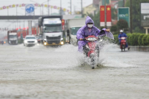 Thời tiết ngày 5/11: Trung Bộ vẫn mưa lớn, bão Kalmaegi đã đi vào Biển Đông