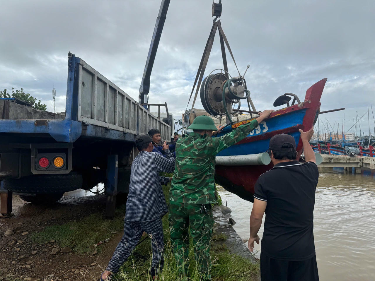 Lực lượng chức năng tỉnh Đắk Lắk hỗ trợ ngư dân.