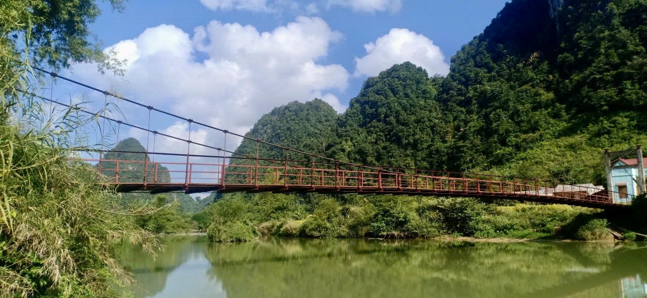 Cầu treo bắc qua sông Quây Sơn tại xã Đình Phong. (Ảnh: Lê Hanh)