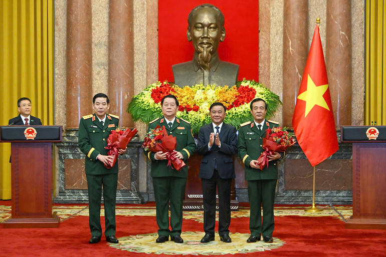 Đồng chí Trần Cẩm Tú tặng hoa chúc mừng các đồng chí được bổ nhiệm, thăng quân hàm. Ảnh: nhandan.vn