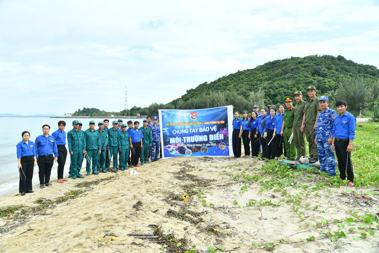 Bộ Tư lệnh Vùng Cảnh sát biển 4 phối hợp với Đoàn phường Hà Tiên tổ chức vệ sinh môi trường biển.