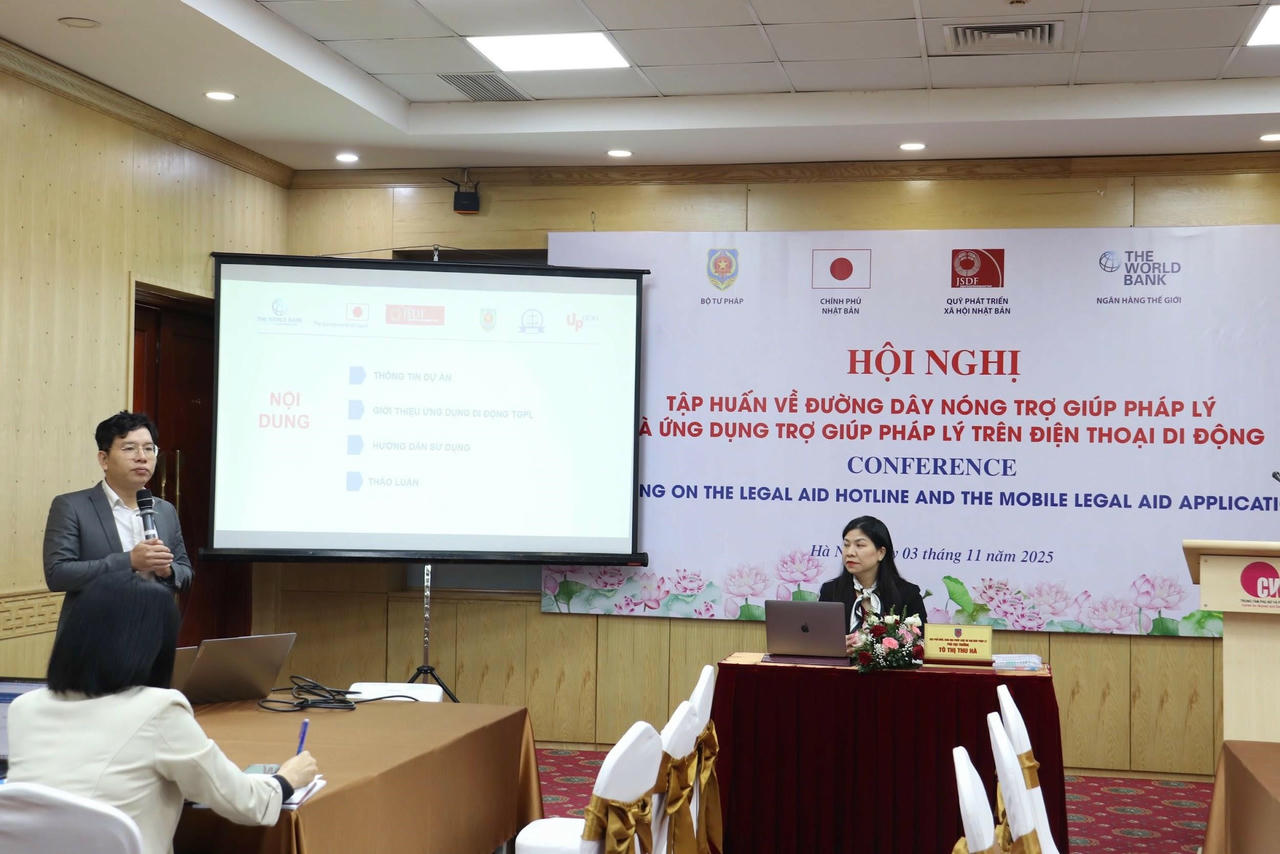 Ông Nguyễn Ngọc Quang báo cáo về các tính năng và hướng dẫn sử dụng ứng dụng trợ giúp pháp lý trên điện thoại di động