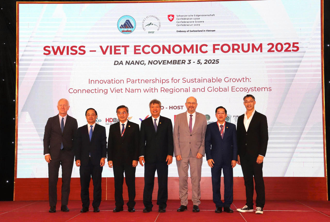 Lãnh đạo TP Đà Nẵng chụp ảnh lưu niệm cùng đoàn công tác Thụy Sĩ trong khuôn khổ chương trình hợp tác, trao đổi kinh tế.