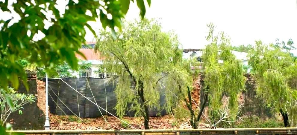 Mưa lũ làm sập tường Hoàng thành Huế 