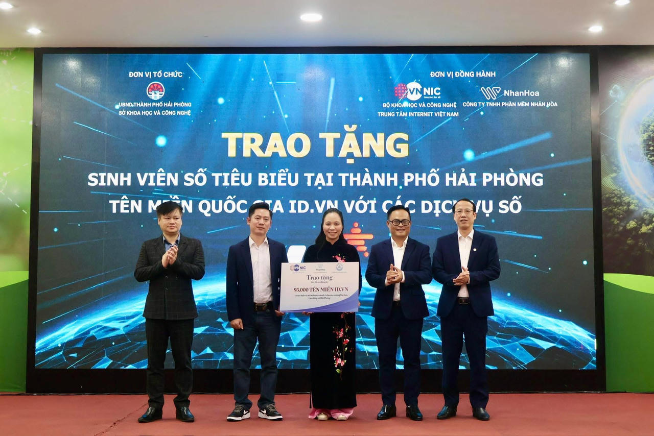Trao 93.000 tên miền "id.vn" tặng các trường cao đẳng, đại học tại Hải Phòng.