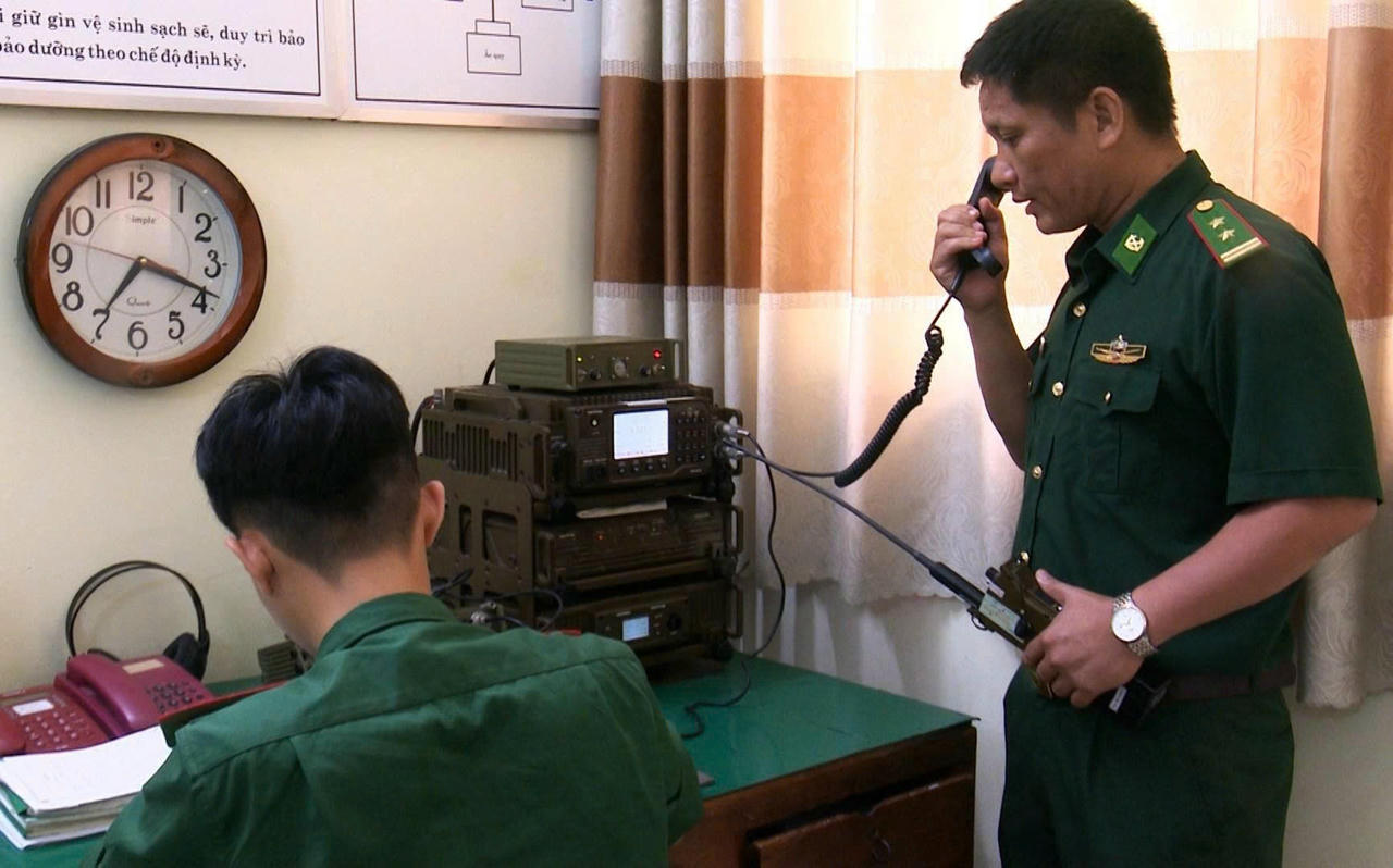 Các đài canh tìm kiếm cứu nạn khẩn trương kêu gọi tầu thuyền vào nơi trú tránh bão an toàn.