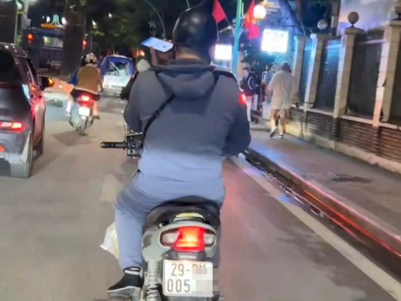 Hình ảnh nam thanh niên sử dụng điện thoại di động khi đang điều khiển xe được người dân ghi hình. (Ảnh: CACC).